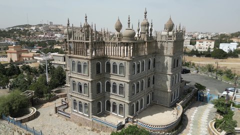 قصر المقر للحضارات بالنماص, مناطق جذب واستقطاب السياح من كافة دول العالم, القرى التراثية الشعبية, أماكن ومعالم سياحيه مشهورة في النهار, الجبال والمرتفعات الطبيعية في المملكة العربية السعودية