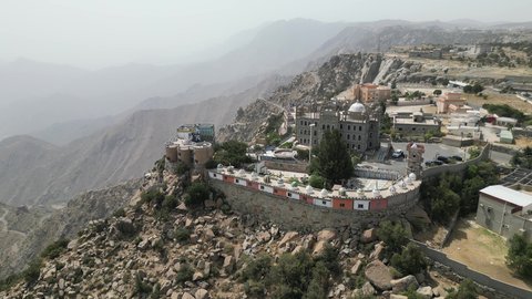 مناطق جذب واستقطاب السياح من كافة دول العالم, قصر المقر للحضارات بالنماص, القرى التراثية الشعبية, أماكن ومعالم سياحيه مشهورة في النهار, الجبال والمرتفعات الطبيعية في المملكة العربية السعودية