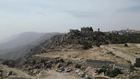 القرى التراثية الشعبية, مناطق جذب واستقطاب السياح من كافة دول العالم, قصر المقر للحضارات بالنماص, أماكن ومعالم سياحيه مشهورة في النهار, الجبال والمرتفعات الطبيعية في المملكة العربية السعودية