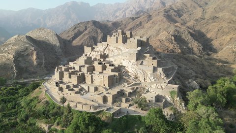 القمم والمرتفعات الجبلية في قرية ذي عين، الفن الهندسي المعماري العربي للبيوت الحجرية القديمة في مدينة الباحة، الأشجار والنباتات الخضراء، قرية على جبل من الرخام الأبيض، المعالم الأثرية التاريخية القديمة، اماكن سياحية في السعودية