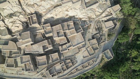 القمم والمرتفعات الجبلية في قرية ذي عين، الفن الهندسي المعماري العربي للبيوت الحجرية القديمة في مدينة الباحة، الأشجار والنباتات الخضراء، قرية على جبل من الرخام الأبيض، المعالم الأثرية التاريخية القديمة، اماكن سياحية في السعودية