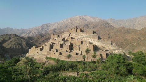 الفن الهندسي المعماري العربي للبيوت الحجرية القديمة في مدينة الباحة، القمم والمرتفعات الجبلية في قرية ذي عين، الأشجار والنباتات الخضراء، قرية على جبل من الرخام الأبيض، المعالم الأثرية التاريخية القديمة، اماكن سياحية في السعودية