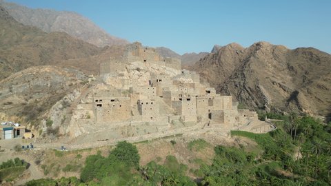 المعالم الأثرية التاريخية القديمة، الفن الهندسي المعماري العربي للبيوت الحجرية القديمة في مدينة الباحة، القمم والمرتفعات الجبلية في قرية ذي عين، الأشجار والنباتات الخضراء، قرية على جبل من الرخام الأبيض، اماكن سياحية في السعودية