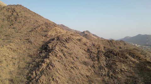 المعالم الأثرية التاريخية القديمة، الفن الهندسي المعماري العربي للبيوت الحجرية القديمة في مدينة الباحة، القمم والمرتفعات الجبلية في قرية ذي عين، الأشجار والنباتات الخضراء، قرية على جبل من الرخام الأبيض، اماكن سياحية في السعودية