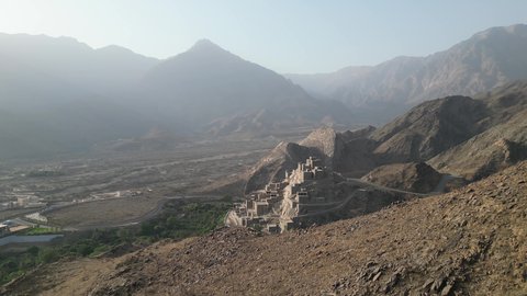 المعالم الأثرية التاريخية القديمة، الفن الهندسي المعماري العربي للبيوت الحجرية القديمة في مدينة الباحة، القمم والمرتفعات الجبلية في قرية ذي عين، الأشجار والنباتات الخضراء، قرية على جبل من الرخام الأبيض، اماكن سياحية في السعودية