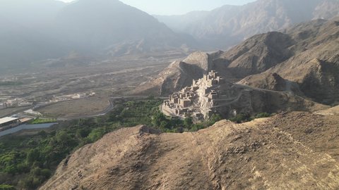 المعالم الأثرية التاريخية القديمة، الفن الهندسي المعماري العربي للبيوت الحجرية القديمة في مدينة الباحة، القمم والمرتفعات الجبلية في قرية ذي عين، الأشجار والنباتات الخضراء، قرية على جبل من الرخام الأبيض، اماكن سياحية في السعودية