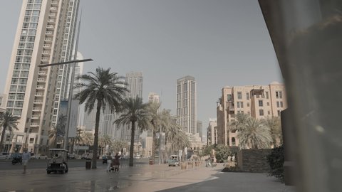 الفن الهندسي المعماري المتطور والمتقدم، زوار يتمشون في دولة الإمارات العربية المتحدة، النمو والتقدم العمراني للأبراج وناطحات السحاب في وضح النهار، معالم وأماكن سياحية مشهورة
