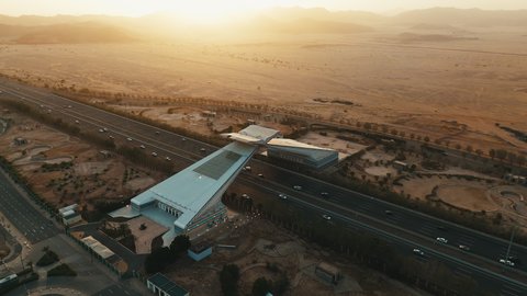 أماكن اسلامية دينية مقدسة, الطرقات المهيئة للسفر والتنقل بين جدة ومكة, تصوير درون جوي لمجسم بوابة القرآن في مكة المكرمة على شكل المصحف الشريف وقت غروب الشمس, الحركة المرورية في الشوارع المعبدة في المملكة العربية السعودية