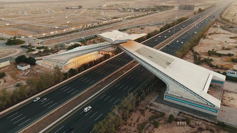 الحركة المرورية في الشوارع المعبدة في المملكة العربية السعودية, أماكن اسلامية دينية مقدسة, الطرقات المهيئة للسفر والتنقل بين جدة ومكة, تصوير درون جوي لمجسم بوابة القرآن في مكة المكرمة على شكل المصحف الشريف وقت غروب الشمس