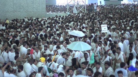 الحجاج يقومون برمي الجمرات في مكة المكرمة، آدء مناسك الحج, مقصد المسلمين من أنحاء العالم, مكان ومعلم إسلامي ديني مقدس في المملكة العربية السعودية، مفهوم العبادة والتقرب إلى الله