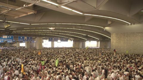 مفهوم العبادة والتقرب إلى الله، الحجاج يقومون برمي الجمرات في مكة المكرمة، آدء مناسك الحج, مقصد المسلمين من أنحاء العالم, مكان ومعلم إسلامي ديني مقدس في المملكة العربية السعودية