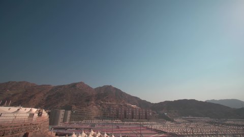 المبيت في المشاعر الحرام في النهار، مكان اسلامي ديني مقدس في المملكة العربية السعودية، مسير الحجاج الى الخيام في مشعر منى في مدينة مكة المكرمة، اتمام اداء مناسك الحج