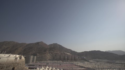 مكان اسلامي ديني مقدس في المملكة العربية السعودية، مسير الحجاج الى الخيام في مشعر منى في مدينة مكة المكرمة، اتمام اداء مناسك الحج، المبيت في المشاعر الحرام في النهار