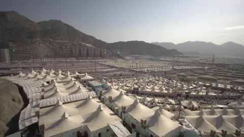 اتمام اداء مناسك الحج، المبيت في المشاعر الحرام في النهار، مكان اسلامي ديني مقدس في المملكة العربية السعودية، مسير الحجاج الى الخيام في مشعر منى في مدينة مكة المكرمة