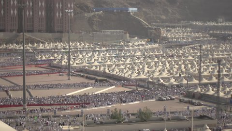 المبيت في المشاعر الحرام في النهار، مكان اسلامي ديني مقدس في المملكة العربية السعودية، مسير الحجاج الى الخيام في مشعر منى في مدينة مكة المكرمة، اتمام اداء مناسك الحج