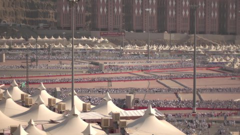 المبيت في المشاعر الحرام في النهار، مكان اسلامي ديني مقدس في المملكة العربية السعودية، مسير الحجاج الى الخيام في مشعر منى في مدينة مكة المكرمة، اتمام اداء مناسك الحج