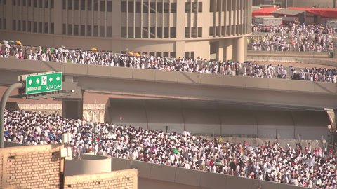 اتمام اداء مناسك الحج، المبيت في المشاعر الحرام في النهار، مكان اسلامي ديني مقدس في المملكة العربية السعودية، مسير الحجاج الى الخيام في مشعر منى في مدينة مكة المكرمة