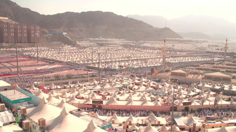 مكان اسلامي ديني مقدس في المملكة العربية السعودية، مسير الحجاج الى الخيام في مشعر منى في مدينة مكة المكرمة، اتمام اداء مناسك الحج، المبيت في المشاعر الحرام في النهار