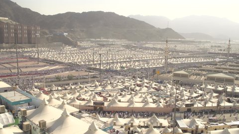 اتمام اداء مناسك الحج، المبيت في المشاعر الحرام في النهار، مكان اسلامي ديني مقدس في المملكة العربية السعودية، مسير الحجاج الى الخيام في مشعر منى في مدينة مكة المكرمة