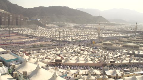 المبيت في المشاعر الحرام في النهار، مكان اسلامي ديني مقدس في المملكة العربية السعودية، مسير الحجاج الى الخيام في مشعر منى في مدينة مكة المكرمة، اتمام اداء مناسك الحج