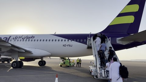 شركات و خطوط الطيران السعودي، وسائل النقل والمواصلات الجوية, توفير الخدمات المتطورة لسهولة التنقل بين البلدان، مفهوم السياحة والسفر, طائرة من شركة طيران أديل في مطار مدينة الرياض