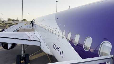 شركات و خطوط الطيران السعودي، وسائل النقل والمواصلات الجوية, توفير الخدمات المتطورة لسهولة التنقل بين البلدان، مفهوم السياحة والسفر, طائرة من شركة طيران أديل في مطار مدينة الرياض