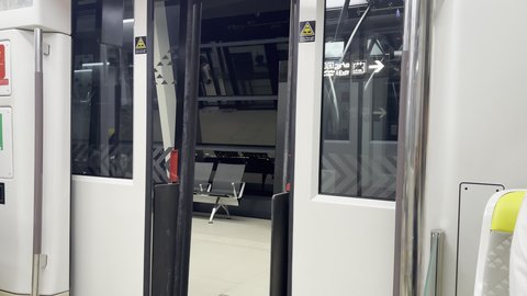 بوابة قطار مترو الرياض في العاصمة، التطوير والتقدم الحضاري وتحسين البنية التحتية  في المملكة العربية السعودية، الاهتمام بالخدمات العامة ووسائل النقل