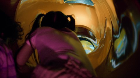 أجواء حماسية مليئة بالمرح ، الأنشطة الرياضية الممتعة ، تصوير لطفلان اشقاء عربيان خليجيان إماراتيان يرتديان الزى الكاجوال ، يستمتعان باللعب في ممر ترفيهي مليء بالأضواء الملونة ويستكشفان الأنفاق، الترفيهيه، مركز العاب داخلي ، قضاء اوقات سعيدة