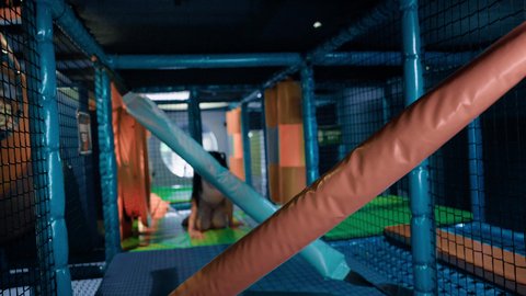 تصوير لطفله عربيه خليجيه إماراتيه ترتدي الزى الكاجوال ، تزحف داخل ممرات ألعاب ، تتجاوز العوائق المطاطية ، تستكشف المسارات المليئة بالتحديات، مركز العاب داخلي ، قضاء اوقات سعيدة ،  الأنشطة الرياضية الممتعة ،