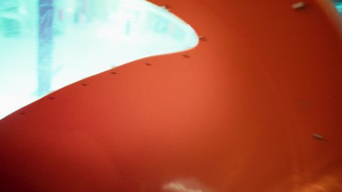 الأنشطة الرياضية الممتعة ، تصوير مقرب لطفلان  عربيان خليجيان إماراتيان يرتديان الزى الكاجوال ، يستمتعان باللعب في ممر ترفيهي مليء بالأضواء الملونة ويستكشفان الأنفاق، الترفيهيه، مركز العاب داخلي ، قضاء اوقات سعيدة