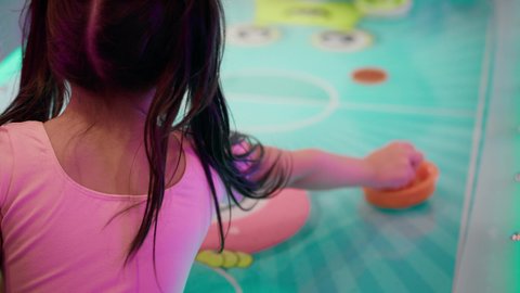 منافسة مليئة بالتحدي والإثارة ، التفاعل بين أفراد العائلة، أجواء مليئة بالمرح والحماس ،تصوير لطفلان اشقاء عربيان خليجيان إماراتيان يرتديان الزى الكاجوال ، يستمتعان بلعبة الهوكي الهوائي، الأنشطة الرياضية الممتعة