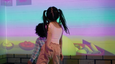 الأنشطة الرياضية الممتعة، منافسة مليئة بالتحدي والإثارة ، التفاعل بين أفراد العائلة ، أجواء المرح والحماس ، تصوير لطفلان اشقاء عربيان خليجيان إماراتيان يرتديان الزى الكاجوال ، يستمتعان بلعبة الرمي التفاعلية