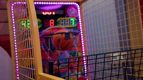 الاستمتاع بتجربة لعب مميزة وآمنة، لعبة كرة السلة الكهربائية في مركز ألعاب ترفيهي  للأطفال، ألعاب متنوعة ومسلية، أجواء ممتعة مليئة بالمرح والخيال ، قضاء اوقات سعيدة مع الاصدقاء والعائلة في الملاهي