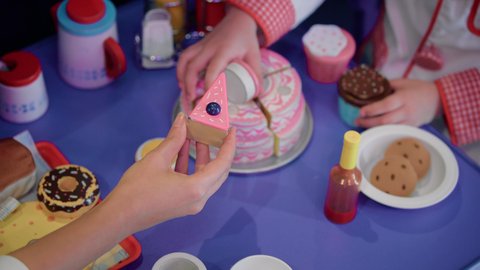 دعم وتنمية مهارات الطبخ عند الأطفال، شغف البنات في المطبخ والطهي، الاستمتاع في اللعب في مركز الالعاب الترفيهيه، تصوير مقرب لفتاة عربية خليجية إماراتية ترتدي زي الشيف الخاص تقف أمام طاولة عليها مجموعة من ادوات الطبخ، مهن ووظائف مستقبلية