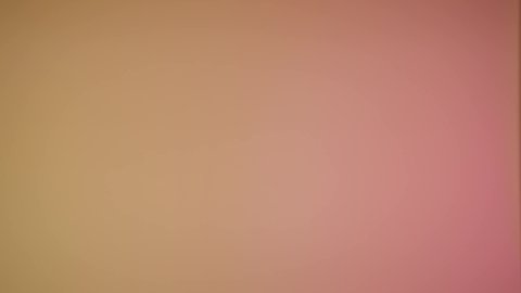 ايماءات الانوثة والسرور، ارتداء النظارة والاهتمام بالمظهر الخارجي والاناقة الشخصية، سيدة اماراتية تقوم بعرض احدث موديلات النظارات الشمسية، تصوير مقرب لإمرأة عربية خليجية سعودية مبتسمة ترتدي الحجاب والعباءة تقوم بالتسويق للمنتجات المحلية، خلفية ملونة