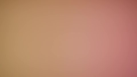 ايماءات الانوثة والسرور، ارتداء النظارة والاهتمام بالمظهر الخارجي والاناقة الشخصية، سيدة اماراتية تقوم بعرض احدث موديلات النظارات الشمسية، تصوير مقرب لإمرأة عربية خليجية سعودية مبتسمة ترتدي الحجاب والعباءة تقوم بالتسويق للمنتجات المحلية، خلفية ملونة