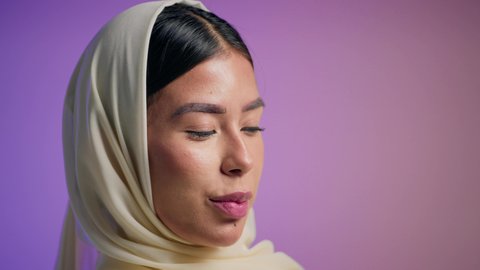 الاهتمام بالمظهر الخارجي ، إيماءات الانوثة والجمال, الاستمتاع بإمتلاك اكسسوارات عصرية, مفهوم الموضة والاناقة ، سيدة اماراتية ترتدي عباءة أنيقة ونظارة سوداء،  تصوير لإمرأة عربية خليجية سعودية محجبة تقوم بتجربة النظارات الشمسية الجديدة، خلفية ملونة