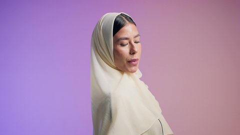 أزياء واكسسوارات نسائيه ، مفهوم الموضة والأناقة، عرض موديلات حقائب عالمية فاخرة، تصوير مقرب ليد شابة عربية سعودية خليجية محجبة تحمل بيدها حقيبة بإيماءات السعادة ، سيدة اماراتية ترتدي العباءة الخليجية العصرية