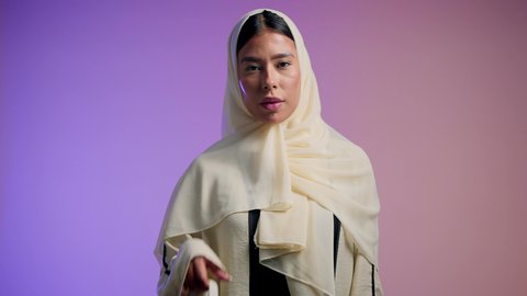 عرض موديلات حقائب عالمية فاخرة، تصوير مقرب ليد شابة عربية سعودية خليجية محجبة تحمل بيدها حقيبة بإيماءات السعادة ، سيدة اماراتية ترتدي العباءة الخليجية العصرية ،مفهوم الموضة والأناقة، أزياء واكسسوارات نسائيه