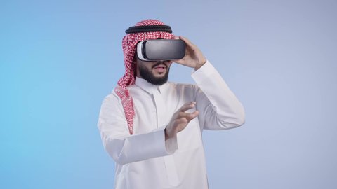 محاكاة العالم الخيالي, الأجهزة التكنولوجية والتقنيات الحديثة، رجل عربي خليجي سعودي يرتدي الثوب والشماغ يضع نظارات في آر ثلاثية الأبعاد, التفاعل والاندماج مع الواقع الافتراضي، دمج العمل بالتقنية المتقدمة