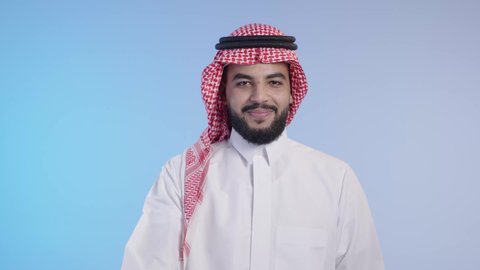 الاشارة بالإصبع الإبهامي علامة لايك, رجل عربي خليجي سعودي بشوش الوجه يرتدي ثوب أبيض مع شماغ وعقال و يقوم بعلامة الموافقة بالإبهام, مفهوم لغة الجسد وتعابير الوجه