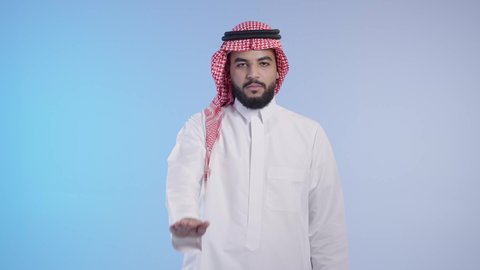 التعبير عن موقف سلبي تجاه شيئاً ما، الرفض و نكران شئ،  رجل عربي خليجي سعودي يرتدي الزي التقليدي والشماغ و يشير بيده بإشارة التوقف