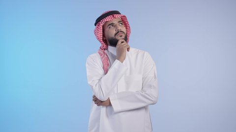 محاولة إيجاد حل لمشكلة ما, التمعن والتركيز والتخطيط للمستقبل، رجل عربي خليجي سعودي يرتدي الثوب التقليدي و شماغ و ينظر بعيداً بتعابير التفكير والتأمل، إيماءات الحيرة والقلق