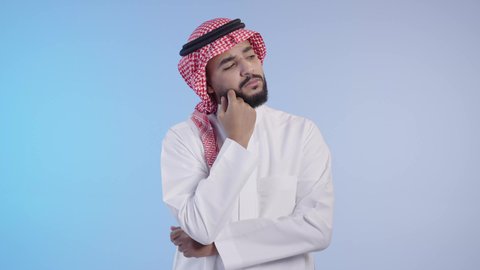 إيماءات الحيرة والقلق, محاولة إيجاد حل لمشكلة ما, التمعن والتركيز والتخطيط للمستقبل، رجل عربي خليجي سعودي يرتدي الثوب التقليدي و شماغ و ينظر بعيداً بتعابير التفكير والتأمل، النظر بشرود إلى مكان ما