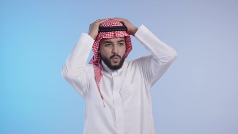 الانزعاج عند سماع خبر سيء، الشعور بالدهشة والاستغراب , رجل عربي خليجي سعودي يرتدي الزي التقليدي والشماغ و يرفع يديه على رأسه بتعابير الصدمة, النظر إلى الكاميرا بإيماءات الذهول والتعجب