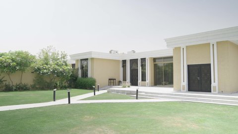 جلسة خارجية هادئة مع أثاث منزلي فاخر في احدى الشاليهات، التصميم الهندسي المعماري للشاليهات على الطراز الحديث، تجهيز السويت بكافة المفروشات الراقية, ديكور داخلي راقي للفلل والشقق السكنية في سلطنة عمان