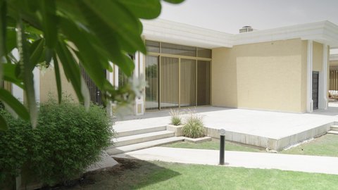 جلسة خارجية هادئة مع أثاث منزلي فاخر في احدى الشاليهات، التصميم الهندسي المعماري للشاليهات على الطراز الحديث، تجهيز السويت بكافة المفروشات الراقية, ديكور داخلي راقي للفلل والشقق السكنية في سلطنة عمان