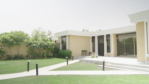 جلسة خارجية هادئة مع أثاث منزلي فاخر في احدى الشاليهات، التصميم الهندسي المعماري للشاليهات على الطراز الحديث، تجهيز السويت بكافة المفروشات الراقية, ديكور داخلي راقي للفلل والشقق السكنية في سلطنة عمان