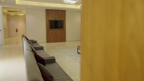 غرفة معيشة بأثاث منزلي فاخر, التصميم الداخلي لغرفة الجلوس على الطراز الحديث في احدى الشاليهات الفاخرة, تجهيز السويت بكافة المفروشات الراقية، ديكور داخلي راقي للفلل والشقق السكنية في سلطنة عمان