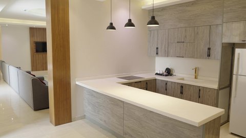 مطبخ راقي باللون البيج، التصاميم الداخلية للفلل والشقق السكنية، النوافذ والواجهات الزجاجية، الديكورات العصرية للمطابخ العربية الفاخرة في سلطنة عمان